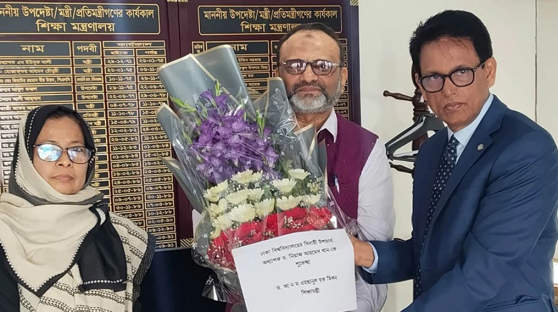 শিক্ষামন্ত্রী এহসানুল হক মিলনের কাছে পদত্যাগপত্র জমা দিচ্ছেন ভিসি নিয়াজ আহমদ খান।ছবি: সংগৃহীত