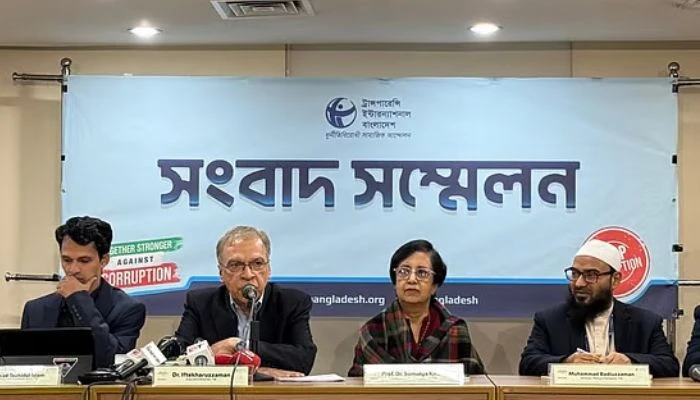 ঢাকার ধানমন্ডি কার্যালয়ে বৃহস্পতিবার সংবাদ সম্মেলন করে টিআইবি। ছবি: সংগৃহীত