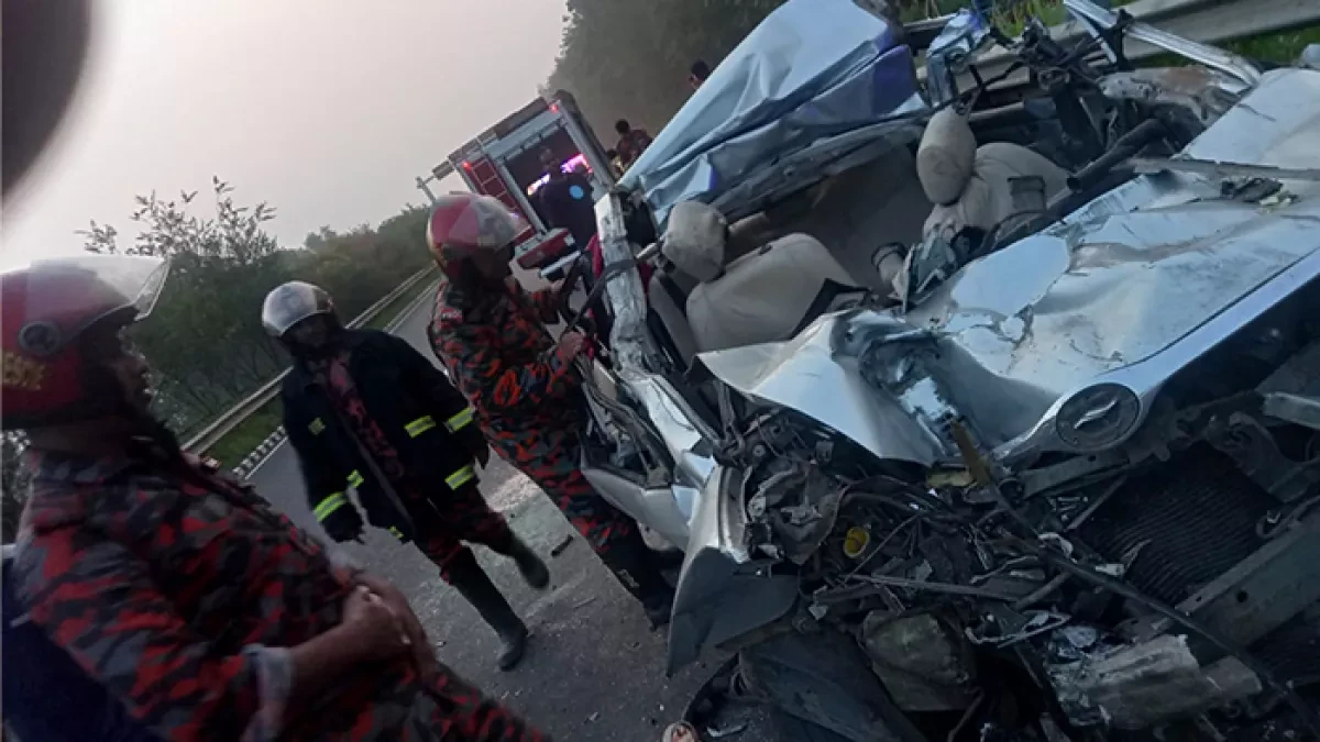 দুর্ঘটনাকবলিত প্রাইভেট কার এবং ফায়ার সার্ভিসের কর্মীরা। ছবি: সংগৃহীত