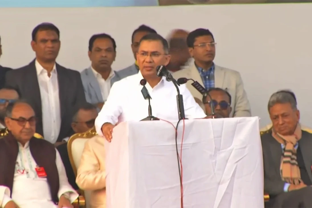৩০০ ফিট সড়কে গণসংবর্ধনা মঞ্চে বক্তৃতা দেন তারেক রহমান। ছবি: সংগৃহীত
