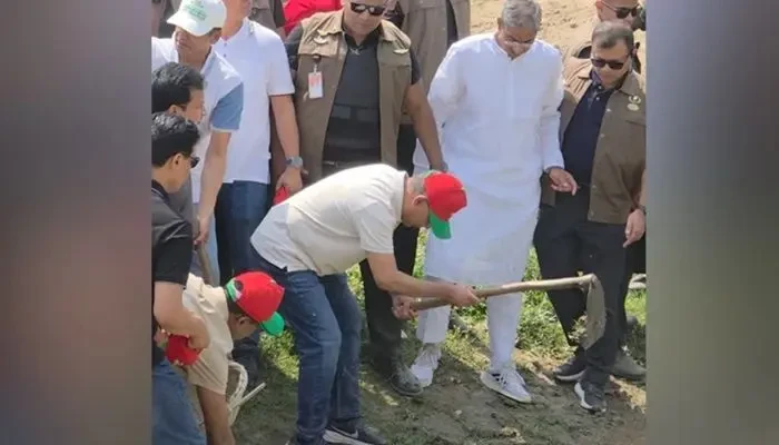 দিনাজপুরে কোদাল দিয়ে মাটি কেটে খাল খনন কর্মসূচির উদ্বোধন করছেন প্রধানমন্ত্রী তারেক রহমান।ছবি: সংগৃহীত