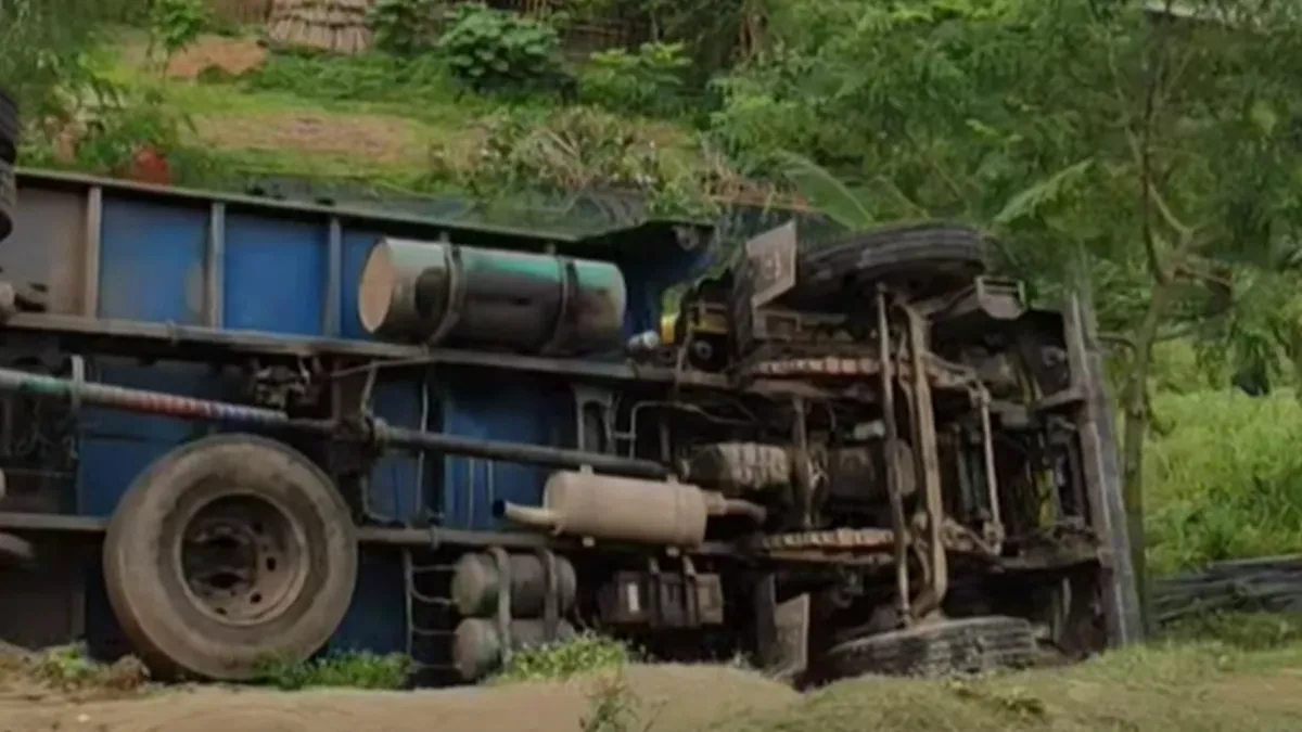 যমুনা সেতুর পূর্বপাড়ে খাদে উল্টে পড়া রডবোঝাই ট্রাক। ছবি: ভিডিও থেকে