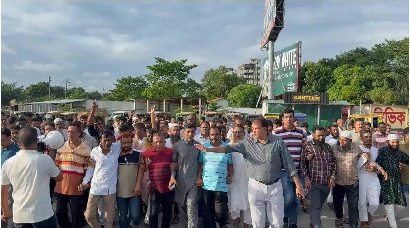 নারায়ণগঞ্জের রূপগঞ্জে আওয়ামী লীগের লকডাউন কর্মসূচির প্রতিবাদে বিএনপির বিক্ষোভ মিছিল। ছবি: ভিডিও থেকে
