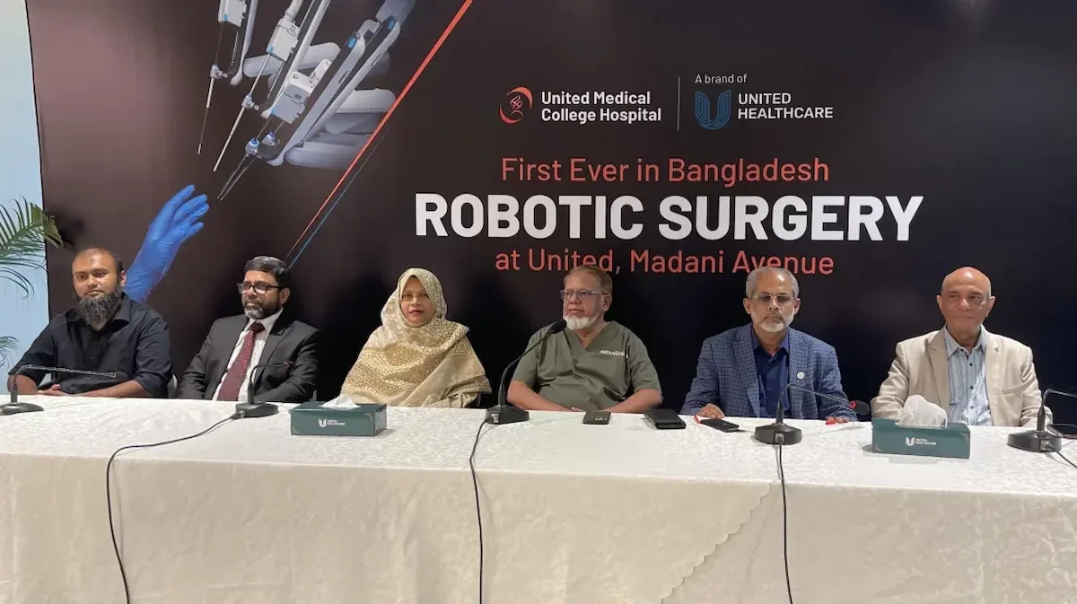 বাংলাদেশে প্রথমবারের মতো শুরু হলো রোবোটিক সার্জারি শুরু করল ইউনাইটেড হেলথকেয়ার।