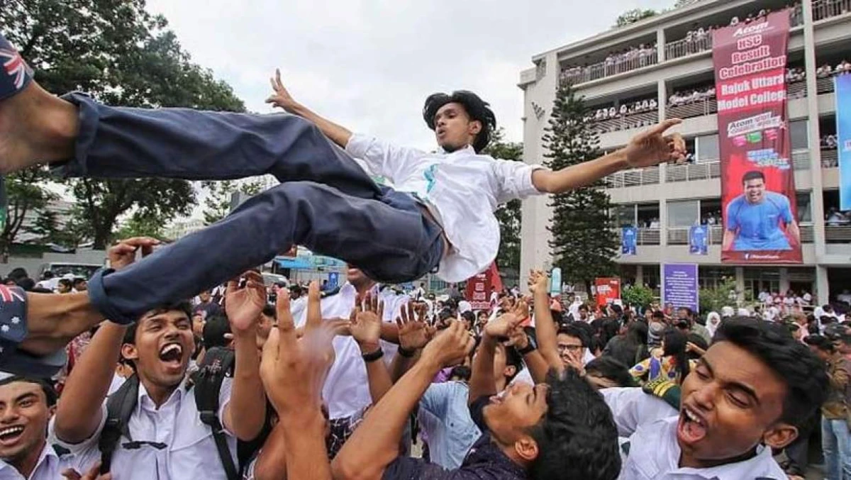 এইচএসসি পরিক্ষার ফল প্রকাশের পর ছাত্র ছাত্রীর উদযাপন